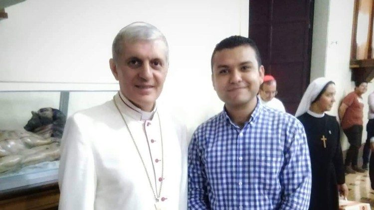 Milton Rodríguez con el Nuncio Apostólico de El Salvador, Monseñor Santo Rocco Gangemi
