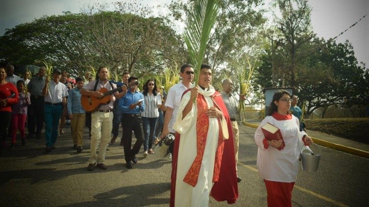 Domingo de Ramos. el Padre Martínez celebrando este momento 