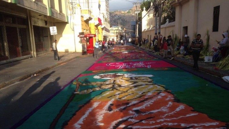 Calles adornadas con alfombras de aserrín donde pasa el Santo Entierro 