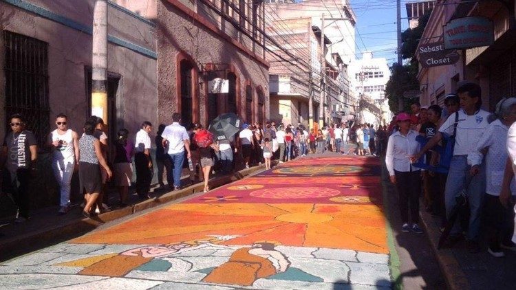 Calles adornadas con alfombras de aserrín donde pasa el Santo Entierro 