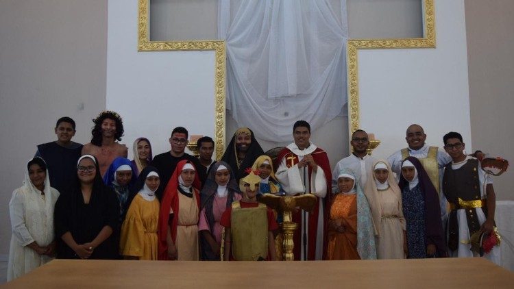 Padre Martinez con jóvenes que representaron Viacrucis