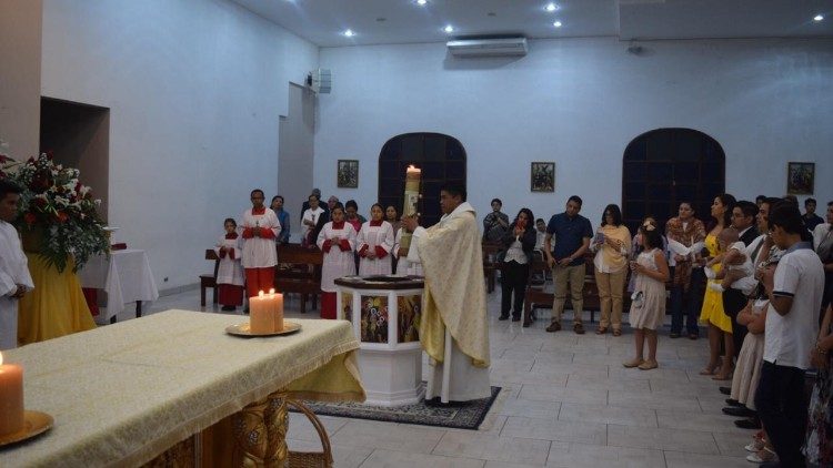 Vigilia Pascual. Padre Martínez bendice Pila Bautismal