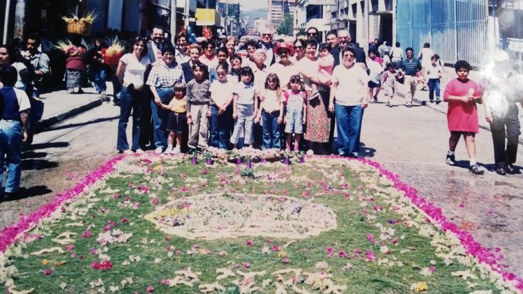 2001. Amigos de Juan Fernando terminaron alfombra para recibir la Procesión del Señor de las Palmas 