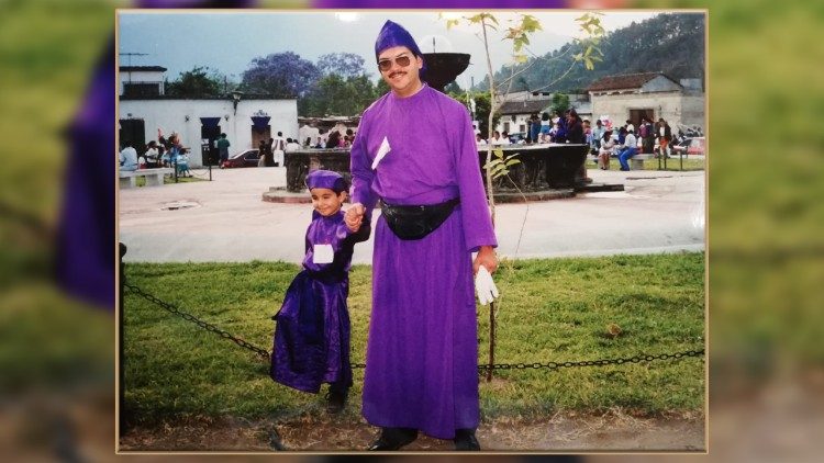 5to.  Domingo Cuaresma 1999. Juan Fernando y su sobrino Carlos Alejandro listos para procesión en Antigua Guatemala 