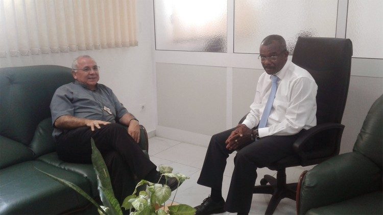 Dr. Edgar Neves, num encontro com o Bispo da Diocese de São Tomé e Príncipe, D. Dom Manuel António Mendes dos Santos (foto arquivo)