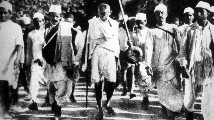 महात्मा गाँधी और उनके साथी दांडी यात्रा पर