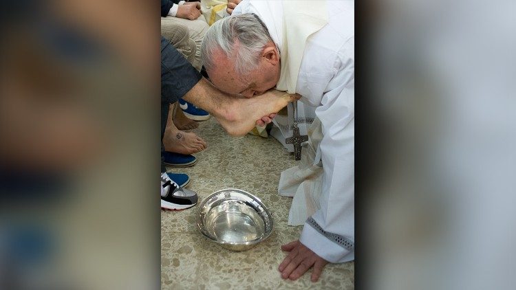 la lavanda dei piedi di Papa Francesco del Giovedì Santo 2013