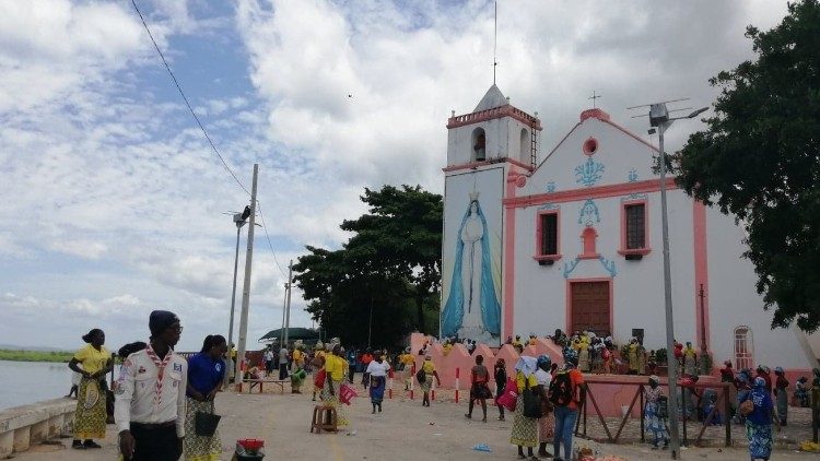 Fiéis devotos a Nossa Senhora no Santuário da Muxima, em Angola