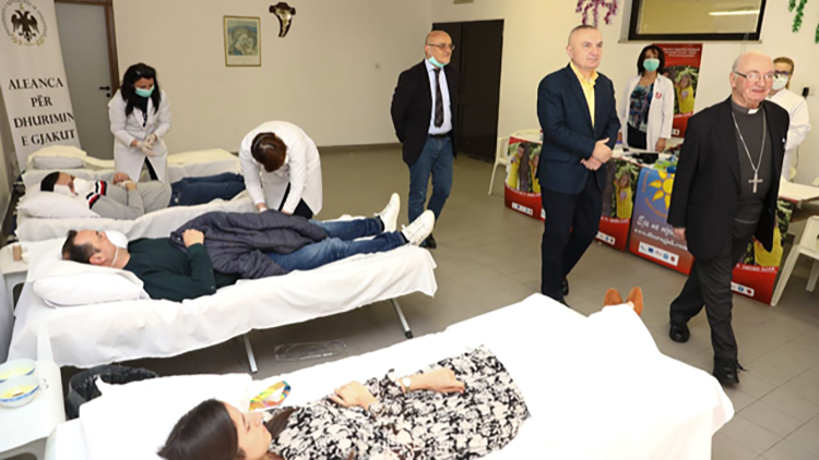 Az érsek március 21-én az albán államelnökkel együtt kórházat látogatott  