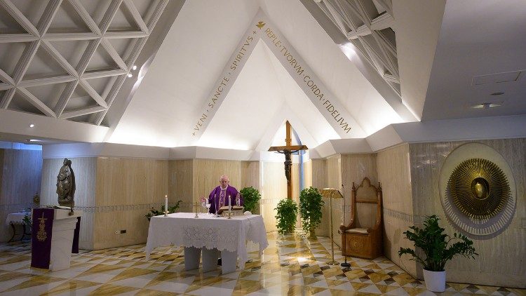 2020.03.23 Papa Francesco celebra la Messa a casa Santa Marta