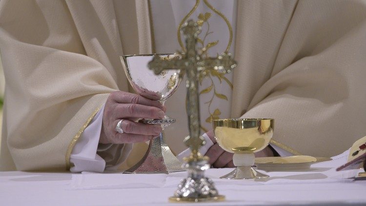 Papa Francisco celebra la Misa en Santa Marta, foto de archivo