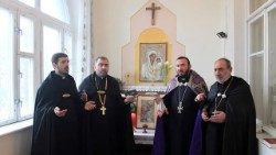 sacerdoti-armeni-cattolici-pregano-con-il-papa.jpg