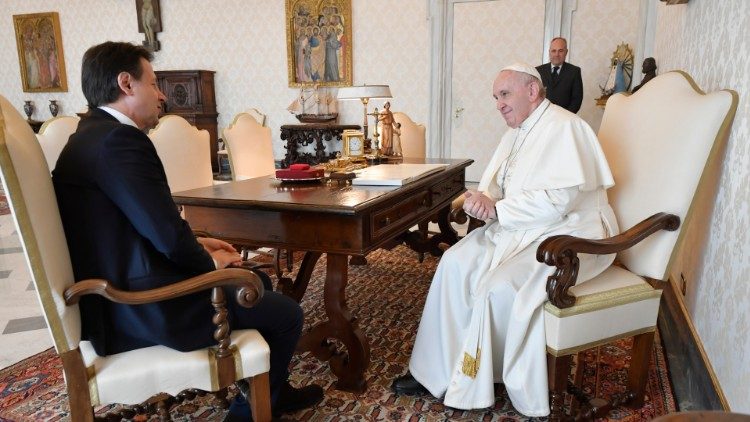 Папа Франциск с италианския министър-председател Джузепе Конте