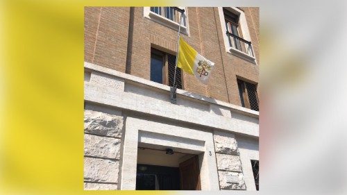 Vatikan setzt für Corona-Opfer Flaggen auf Halbmast