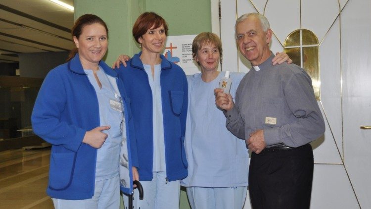Bolnišnični duhovnik Miro Šlibar z medicinskimi sestrami
