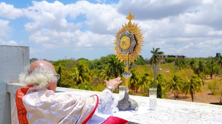 Le cardinal Brenes, bénissant Managua avec le Saint Sacrement (Archives 2020)