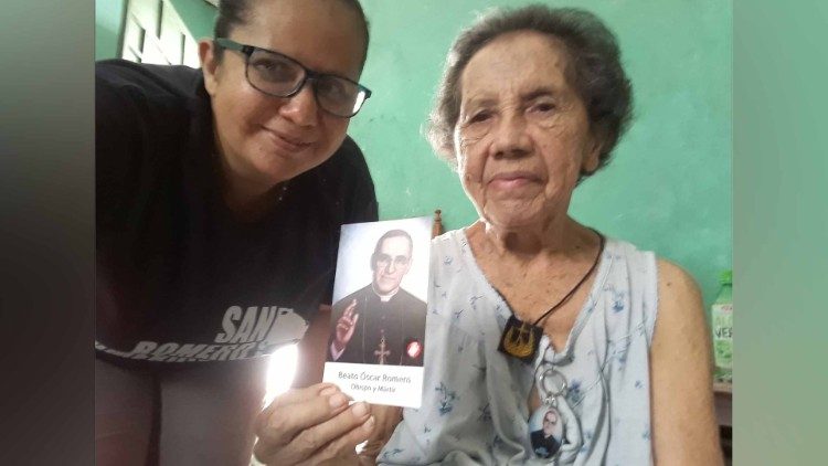 Adelaida y su madre nos saludan desde El Salvador, rezando a San Óscar Romero ante la pandemia.