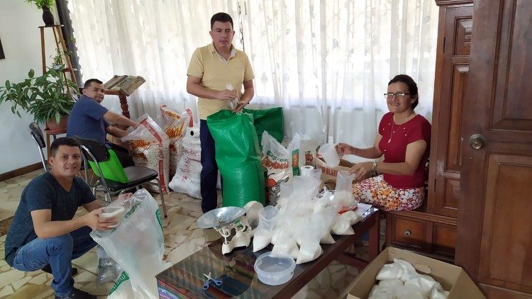 La Iglesia y Caritas Diocesana preparan sacos de alimentos para los pobres