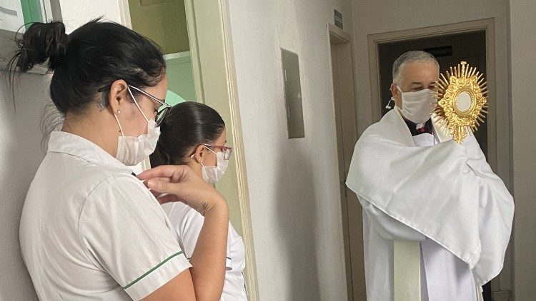 Bispo de Registro leva o Santíssimo ao hospital da cidade