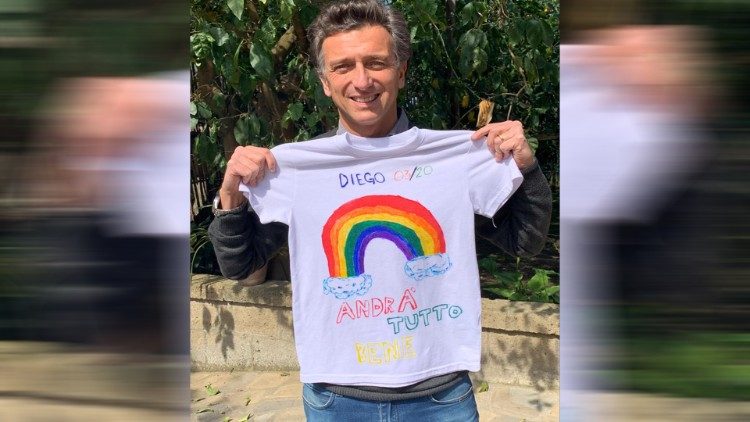 Gennaro Arma muestra la camiseta que su hijo Diego, de 10 años, diseñó para él.