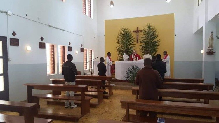 Santa Missa com restrições de Covid-19, no Domingo de Ramos, em  Angola