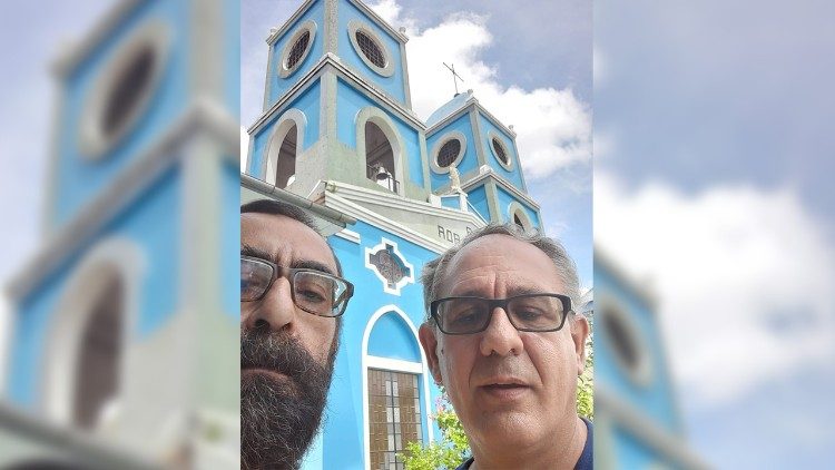 Padres Manolo Berjón y Miguel Ángel Cadenas, misioneros agustinos en Iquitos, Perú