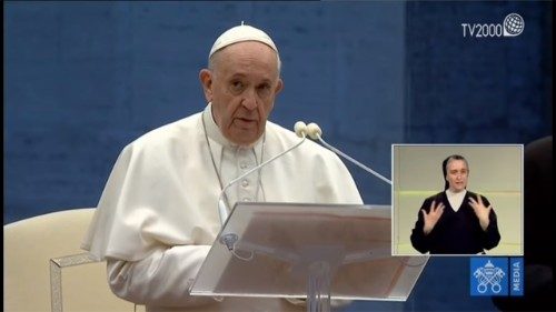 Inclusão: além da Língua de Sinais, legendas em italiano nas celebrações do Papa