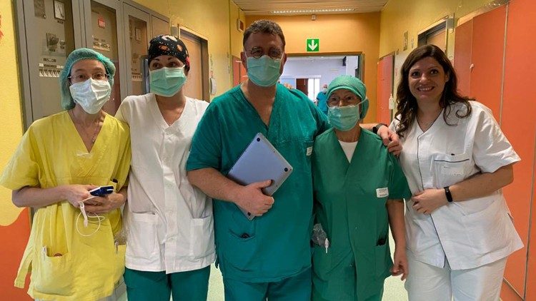 In ospedale Francesca, in tuta verde con il cappello, insieme ai suoi colleghi