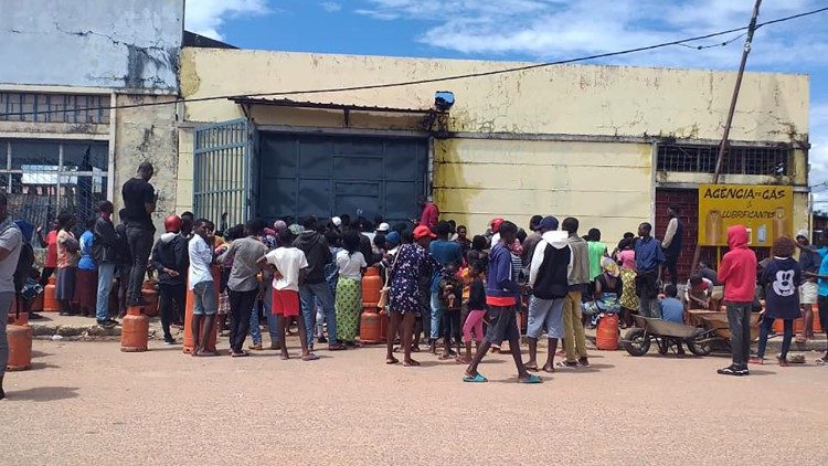 2020.04.09 popolazione in Angola in cerca di gas in piena emergenza coronavirus