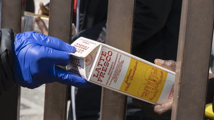 Vatikáni tejet osztanak a Secam székháza előtt