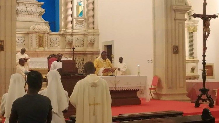 2020.04.26 Messa Giovedi Santo nella Cattedrale di Luanda, Angola