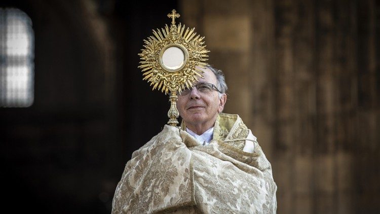 2020.04.13 Patriarca D. Manuel Clemente, na Sé de Lisboa Cardinale Manuel Clemente nella Cattedrale di Lisbona
