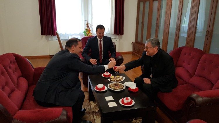 Бискупот Стојанов со премиерот Спасовски и директорот на Комисијата за верски заедници Сотировски