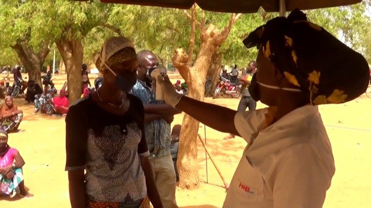 Controllo della temperatura in Burkina Faso prima della consegna degli aiuti