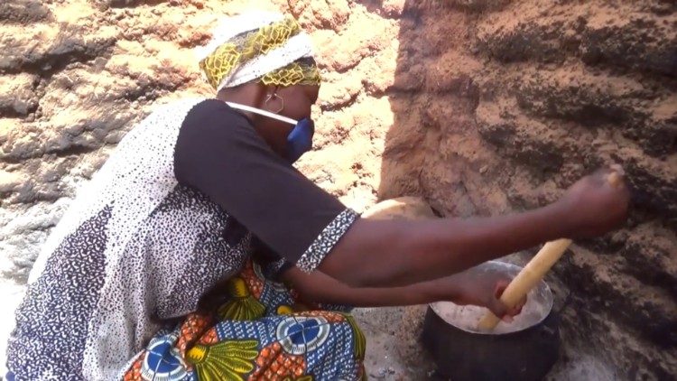 Burkina Faso: Mariam cucina per la famiglia con la mascherina