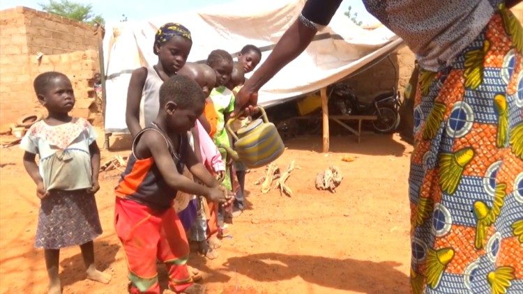 Burkina Faso: i bambini si lavano le mani prima di pranzo