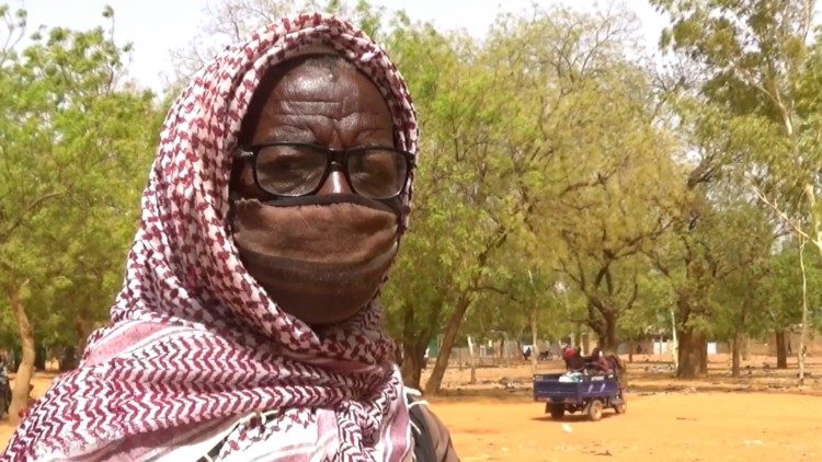 Burkina Faso: protezione individuale in attesa di ritirare il pacco alimentare