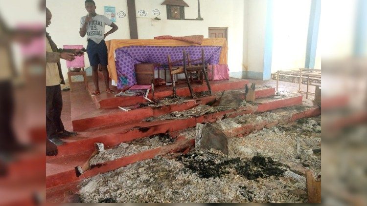Kostol v Nangololo, po útokoch v oblasti Cabo Delgado, v Mozambiku (apríl 2020)