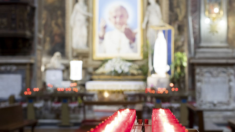 Altari kushtuar shën Gjon Palit II në kishën e Shpirtit Shenjt në Sassia, foto Reflexa