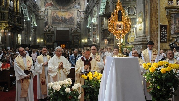 Monsignor Jozef Bart con la reliquia di Santa Faustina donata da Giovanni Paolo II al santuario