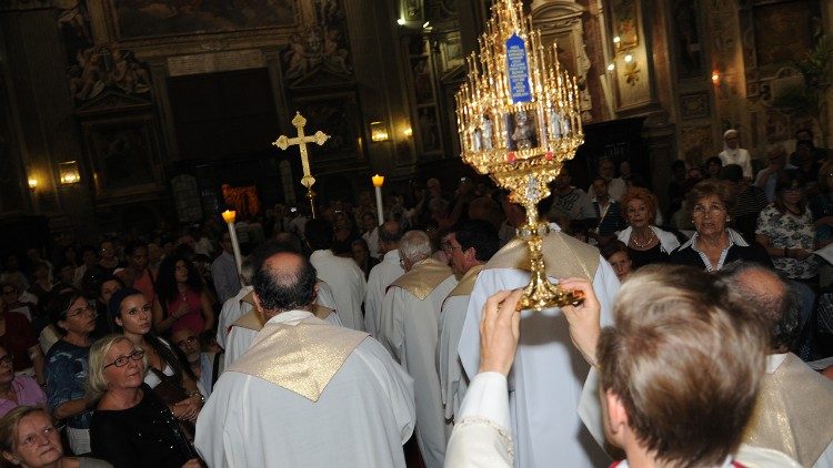 Mons.-Bart-reliquia-Santa-Faustina-Kowalska-2-S.-Spirito-in-Sassia.jpg