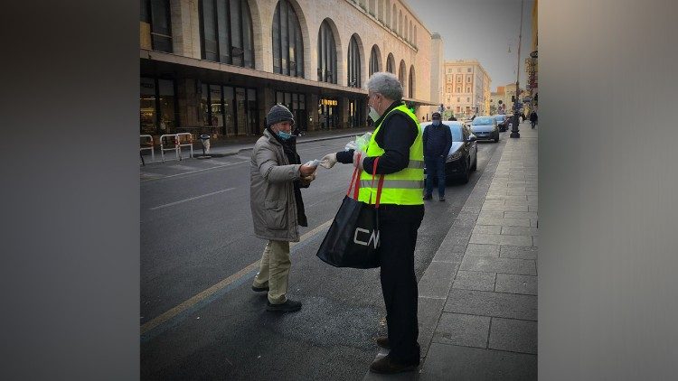 Le cardinal Krajewski, aumônier apostolique du Pape, rencontre un sans-abri près de la gare Termini, Rome, le 16 avril 2020