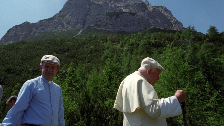 Dziwisz (l.) mit Johannes Paul II. bei einer Bergwanderung