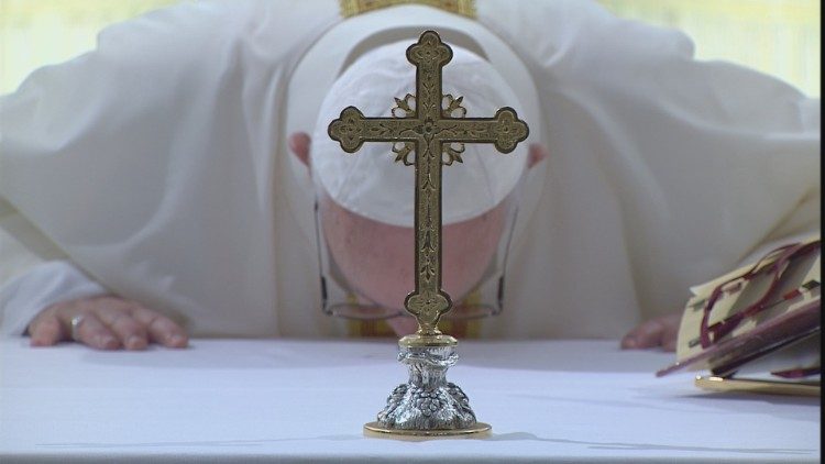 Le Pape embrasse l'autel lors de la messe à Sainte-Marthe du 18 avril 2020.