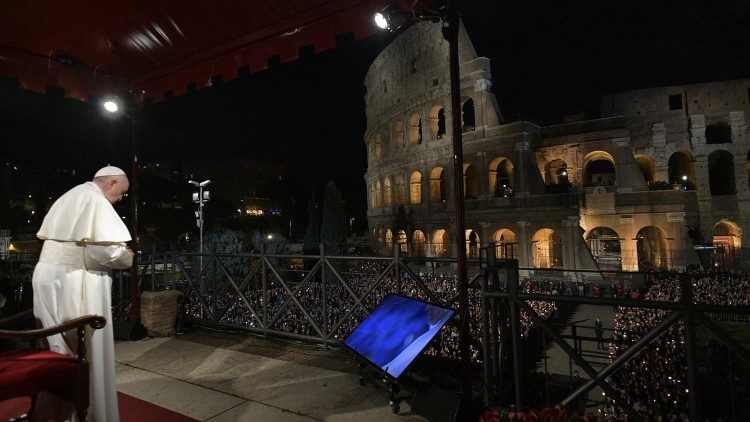 पुण्य शुक्रवार को रोम के ऐतिहासिक स्मारक के सामने मौन प्रार्थना करते संत पापा