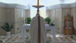 2020.04.21-Papa-Francesco-celebra-la-Messa-a-Casa-Santa-Marta-02.jpg