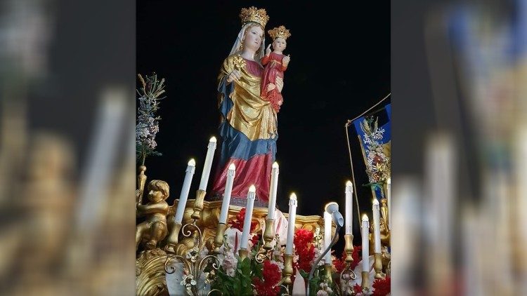 La statua di Santa Maria a Mare in processione