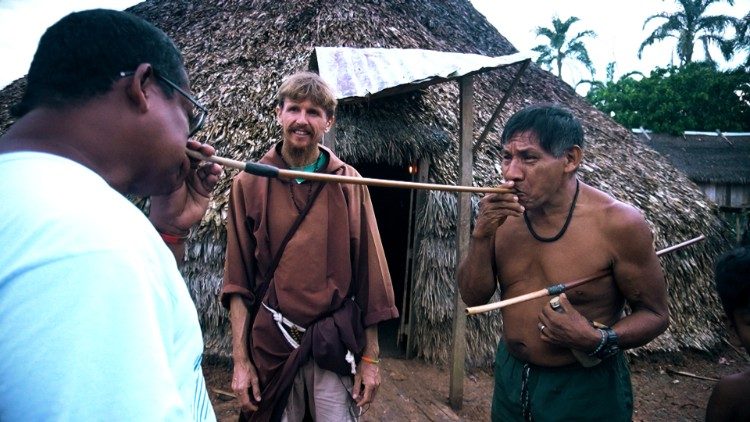 Fra Braghini con gli indios Ticuna, in Amazzonia
