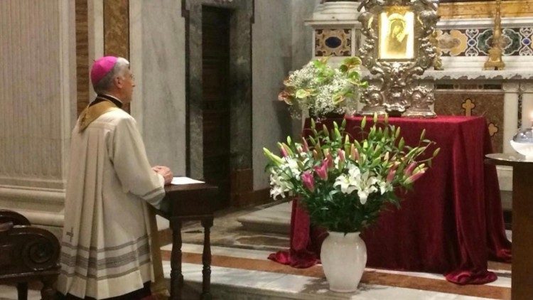 La preghiera dell'arcivescovo nel duomo di Spoleto davanti alla Santissima Icona