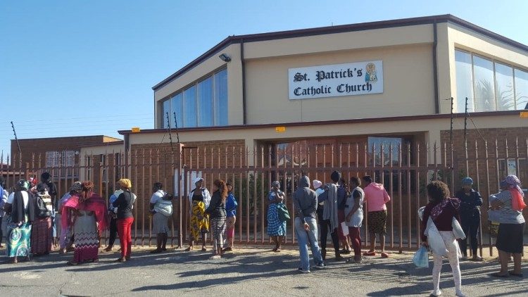 2020.04.25 Africa do Sul - migrantes pedem ajuda a paróquias em cesta básica  Sudafrica - Migranti chiedono aiuto in Parrocchie